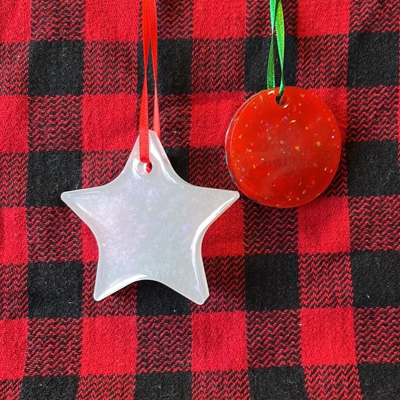 Pair of handcrafted resin decorations - Picture 2 of 2